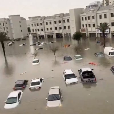Dubai, o centro financeiro do Oriente Médio, foi paralisado pelas chuvas torrenciais