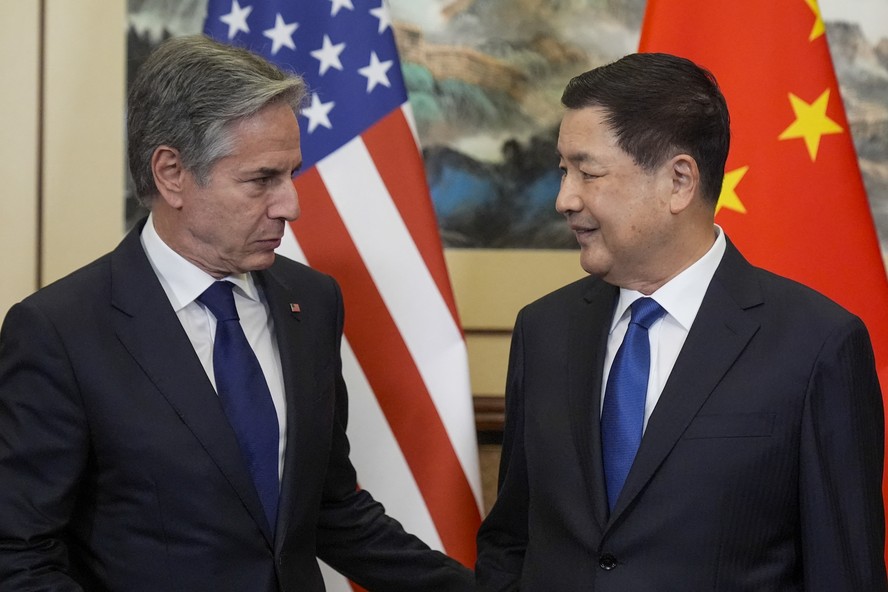 Ministro da Segurança Pública da China, Wang Xiaohong (D), recebe o Secretário de Estado dos EUA, Antony Blinken, em Pequim