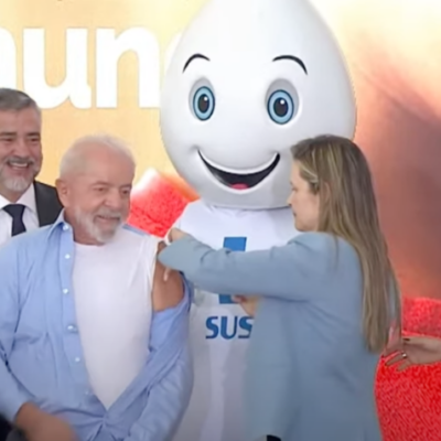Presidente Lula (PT) tomando vacina contra a gripe