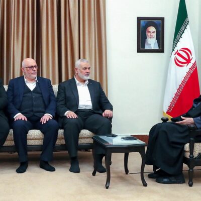 Aiatolá do Irã, Ali Khamenei, recebe o líder do Hamas, Ismail Haniyeh, em Teerã