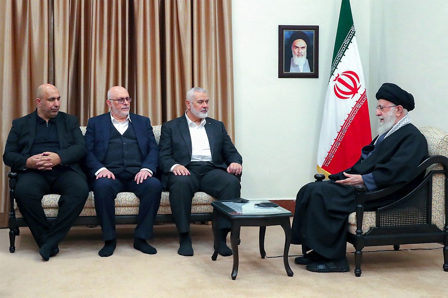 Aiatolá do Irã, Ali Khamenei, recebe o líder do Hamas, Ismail Haniyeh, em Teerã