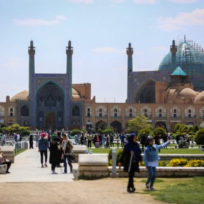 Pessoas visitam a Praça Naqsh-e Jahan, em frente à Mesquita do Xá, na cidade de Isfahã, Irã