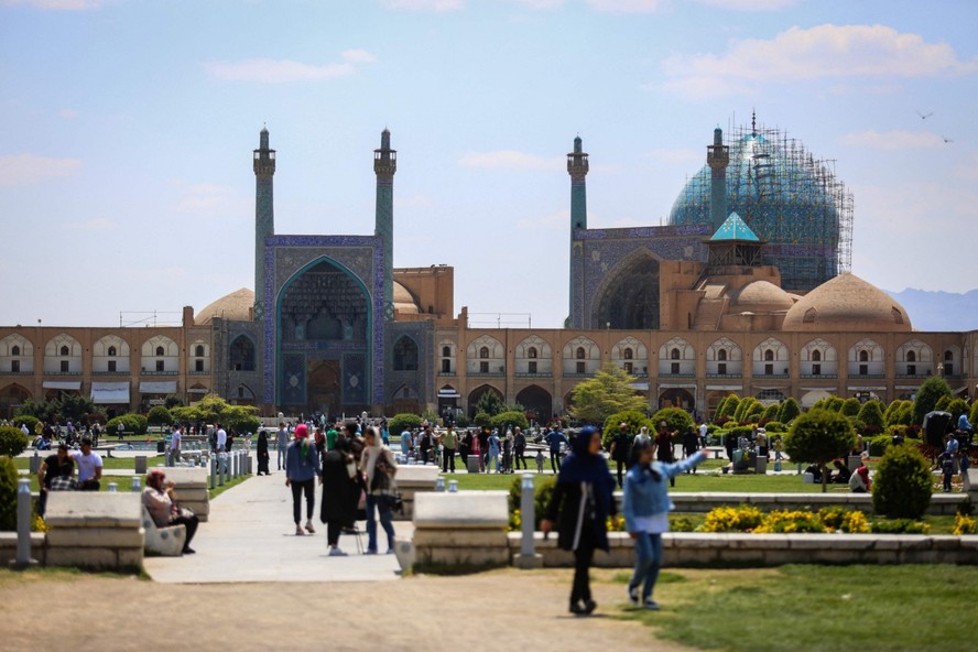 Pessoas visitam a Praça Naqsh-e Jahan, em frente à Mesquita do Xá, na cidade de Isfahã, Irã
