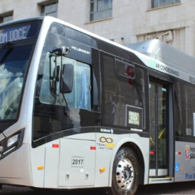 Ônibus da Transwolff em frente à sede da prefeitura. Empresa tem contrato de 15 anos com a administração