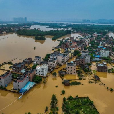 Foto aérea mostra a cidade de Qingyuan, na província de Guangdong, no sul da China, completamente inundada