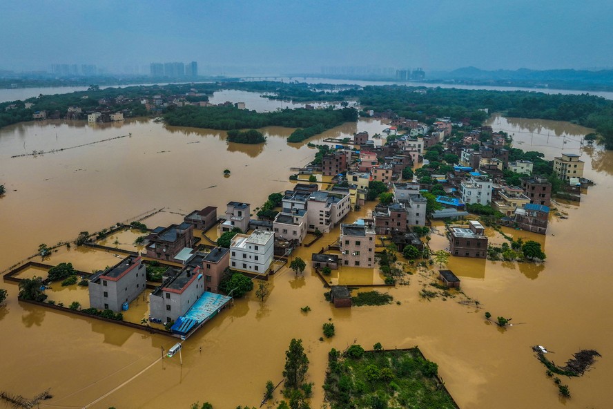 Foto aérea mostra a cidade de Qingyuan, na província de Guangdong, no sul da China, completamente inundada