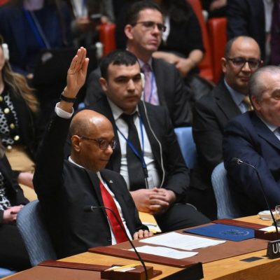 Vice-embaixador dos EUA na ONU, Robert Wood, vota contra resolução sobre adesão da Palestina na organização