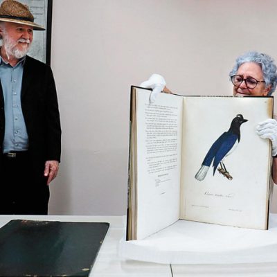 Pesquisadora apresenta um dos livros roubados em 2008 do acervo do Museu Emílio Goeldi, em Belém (PA)