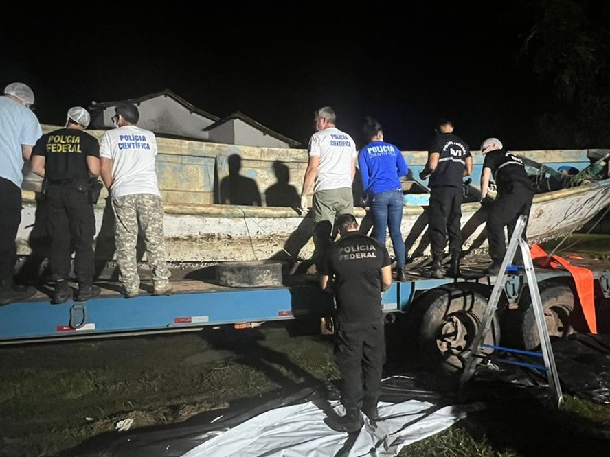 Polícia Federal e científica realizam perícia em barco encontrado à deriva em rio no Pará