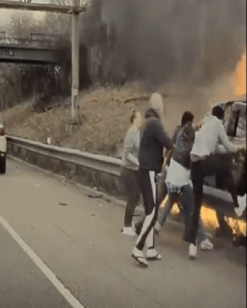 Grupo de pessoas resgata homem de carro em chamas, nos EUA