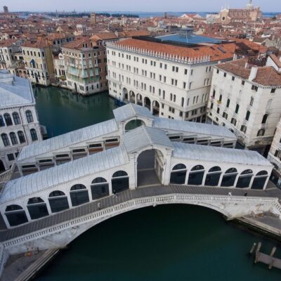 Vista aérea da Ponte Rialto, um dos cartões-postais mais conhecidos de Veneza, completamente vazia durante a quarentena