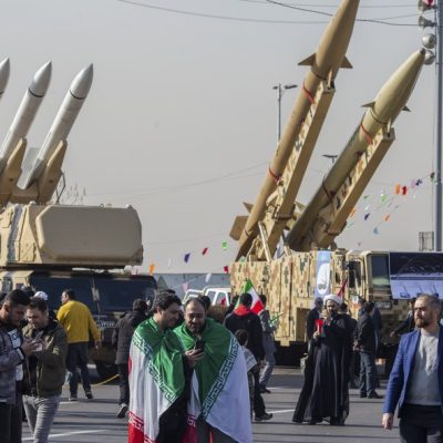 Sistema de mísseis de defesa aérea (esq.) e sistema de mísseis balísticos táticos são exibidos no 45º aniversário da revolução islâmica em Teerã, Irã