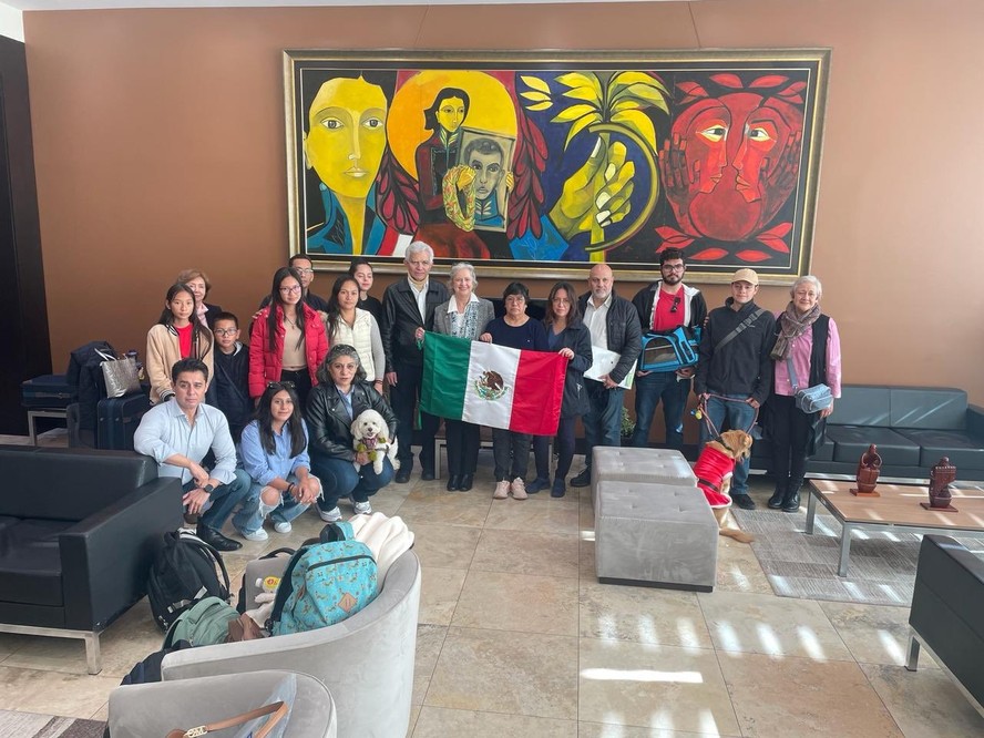 Diplomatas mexicanos deixam Quito após invasão da embaixada