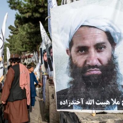 Cartaz do líder supremo talibã Hibatullah Akhundzada é visto em uma estrada em Cabul