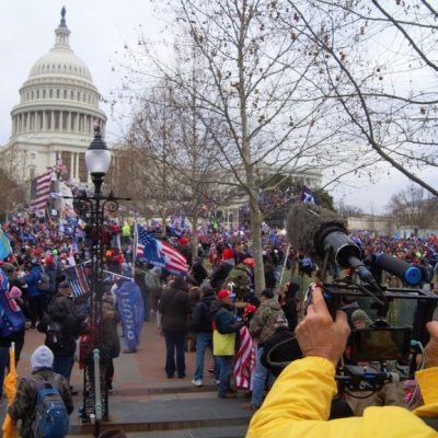 Multidão convencida fraude eleitoral contra Donald Trump participa de invasão do Capitólio em Washington (EUA)