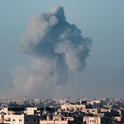 Foto tirada de Rafah mostra pipas empinadas no céu sobre cidade enquanto fumaça se espalha durante bombardeio israelense em Khan Yunis, no sul da Faixa de Gaza