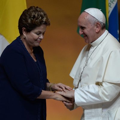 O Papa Francisco e a então presidente Dilma Rousseff durante a cerimônia no Palácio Guanabara, em 22 de julho de 2013