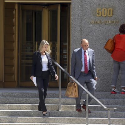 Aimee Harris deixa o Tribunal Distrital Federal após se declarar culpada de roubar um diário e outros pertences da filha do presidente Joe Biden, Ashley Biden, e vendê-los ao grupo conservador Project Veritas, em Manhattan.