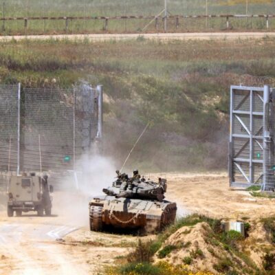 Veículos do exército israelense se movem em uma área ao longo da fronteira com a Faixa de Gaza e o sul de Israel