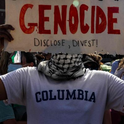 Manifestante protesta do lado de fora do acampamento estabelecido em apoio aos palestinos em Gaza na Universidade Columbia