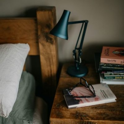 Livros em cabeceira de cama