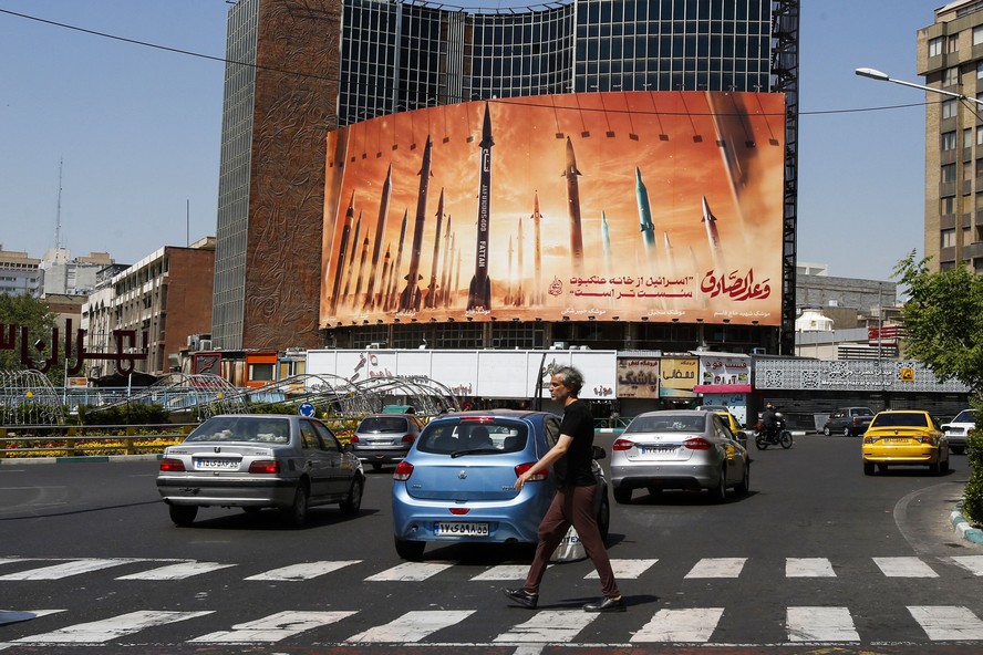 Trânsito flui normalmente em Teerã, nesta sexta-feira, após ataque de Israel contra o país