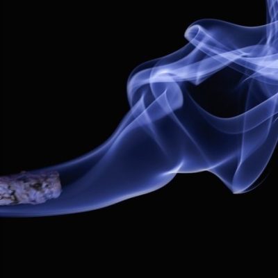 Cigarro queimando e saindo fumaça