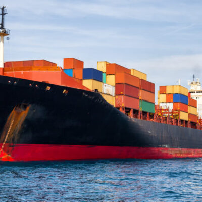 navio de carga com containers