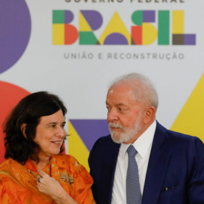 Nísia é a ministra da Saúde do Brasil; Lula, o presidente da República.
