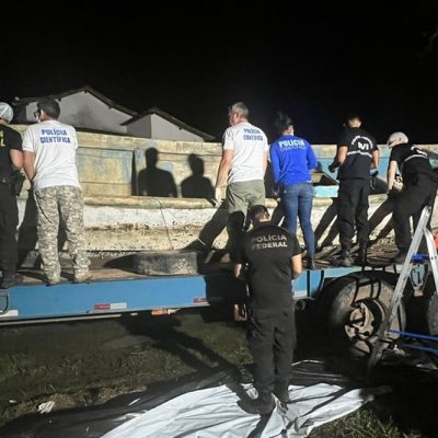 Policiais realizam perícia em barco encontrado à deriva em rio no Pará