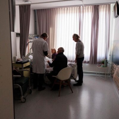 Paciente se despede antes da eutanásia na Bélgica