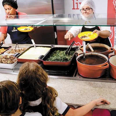 Refeições servidas em colégio no Rio: diferença do preço dos alimentos por regiões impacta no tipo de alimento oferecido na rede estadual