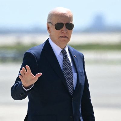 Presidente dos EUA, Joe Biden, na pista do aeroporto John F. Kennedy, em Nova York