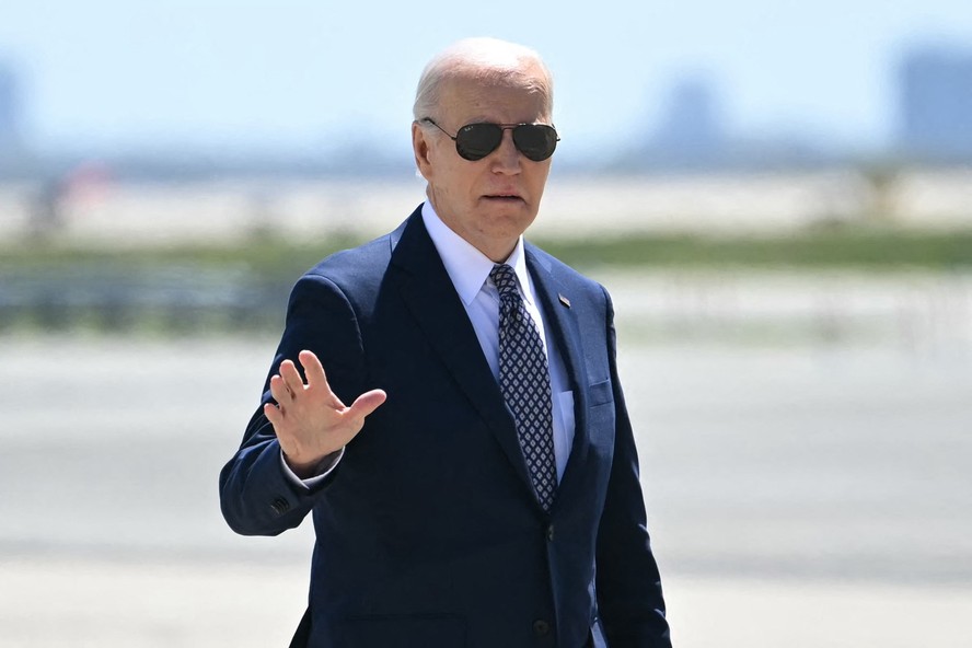 Presidente dos EUA, Joe Biden, na pista do aeroporto John F. Kennedy, em Nova York