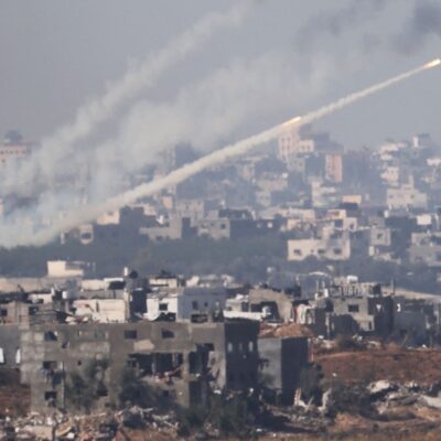 Imagem tirada no sul de Israel mostra foguete disparado de dentro de Gaza em direção ao território israelense, em dezembro de 2023
