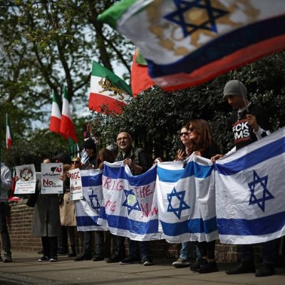 Uma manifestação anti-iraniana é realizada em frente à Embaixada do Irã em Londres, em 14 de abril de 2024.