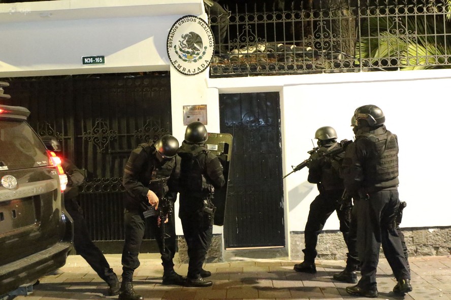 Forças especiais da polícia equatoriana tentramna embaixada mexicana em Quito para prender o ex-vice-presidente do Equador, Jorge Glas