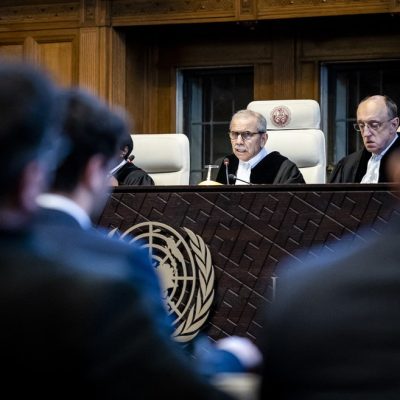 O presidente da Corte Internacional de Justiça (CIJ), Nawaf Salam, assiste à decisão do tribunal sobre o pedido da Nicarágua de medidas de emergência contra a Alemanha.