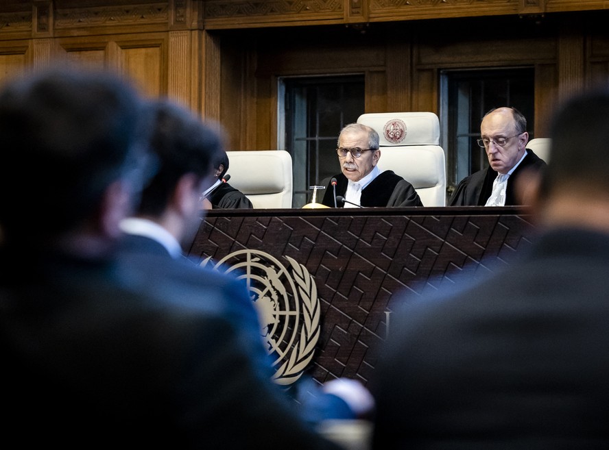 O presidente da Corte Internacional de Justiça (CIJ), Nawaf Salam, assiste à decisão do tribunal sobre o pedido da Nicarágua de medidas de emergência contra a Alemanha.