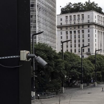 Câmera de vigilância no Vale do Anhangabaú, em São Paulo. De 25 aparelhos exigidos, só quatro estão operando