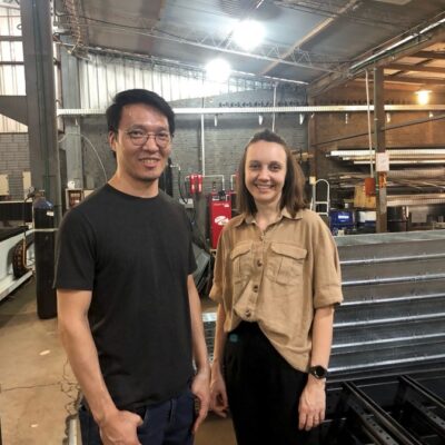 Marcos Akira e Nataska Kuntz chegaram em 2019 atraídos por uma oportunidade de negócios e hoje fabricam eletrocalhas