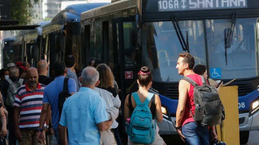 Passageiros esparam ônibus em São Paulo