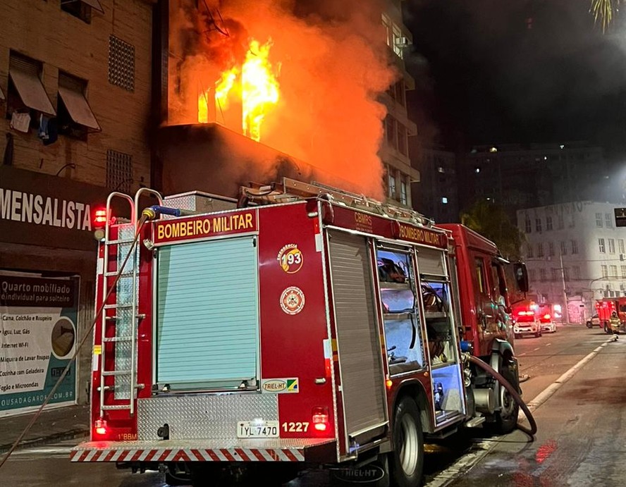 Incêndio em pousada em Porto Alegre deixou ao menos dez mortos e sete feridos em estado grave