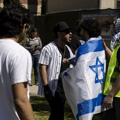 Manifestante pró-Israel (E) é separado por outro enquanto discute com ativista pró-Palestina em campus da Universidade da Califórnia