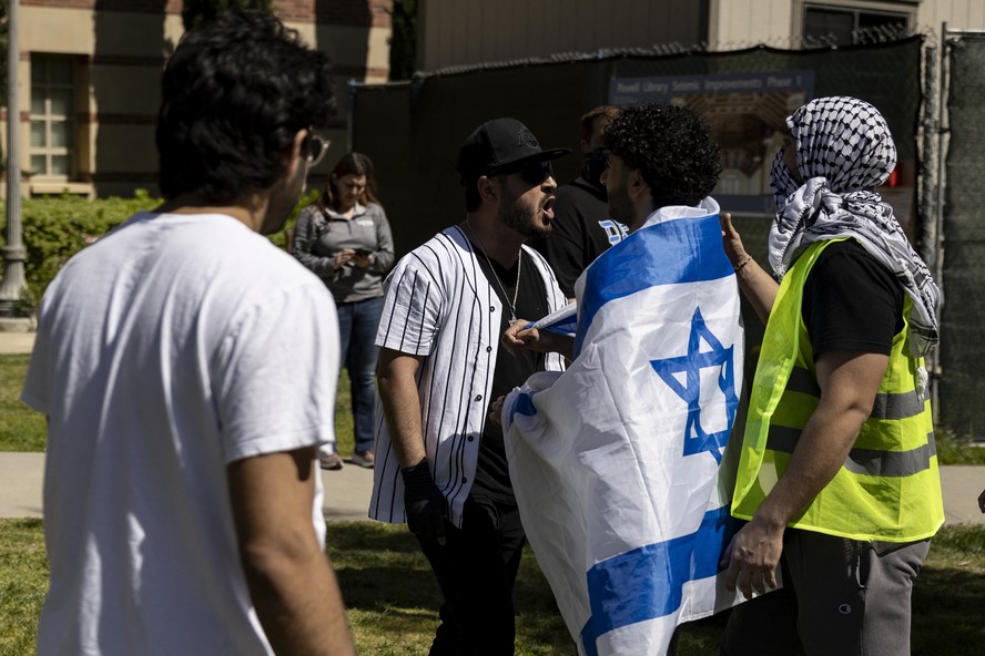 Manifestante pró-Israel (E) é separado por outro enquanto discute com ativista pró-Palestina em campus da Universidade da Califórnia