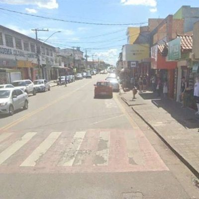 Avenida Coronel Durval de Barros, onde o atentado ocorreu, em Ibirité, na Grande BH. Veículo prata com atiradores fugiu -  (crédito: Reprodução/Google StreetView)