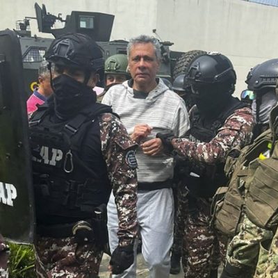 Jorge Glas é escoltado por agentes penitenciários durante chegada à prisão de segurança máxima La Roca, em Guayaquil