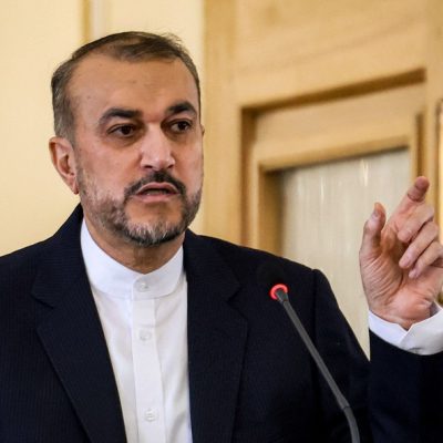 O ministro das Relações Exteriores do Irã, Hossein Amir-Abdollahian, em coletiva neste domingo