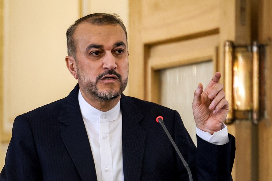 O ministro das Relações Exteriores do Irã, Hossein Amir-Abdollahian, em coletiva neste domingo