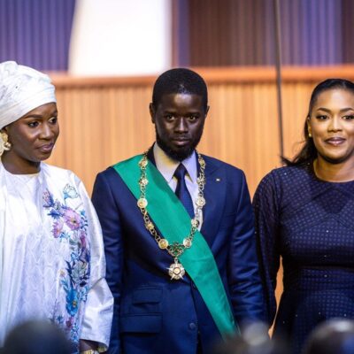 Novo presidente de Senegal, Bassirou Diomaye (ao centro) tem duas mulheres: Marie Khone (à esquerda) e Mia Guisse (à direita)